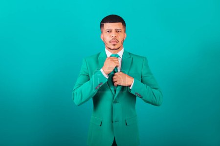 Foto de Hombre negro brasileño, vestido de traje y corbata verde, Empresario. ordenar tu ropa. moda - Imagen libre de derechos
