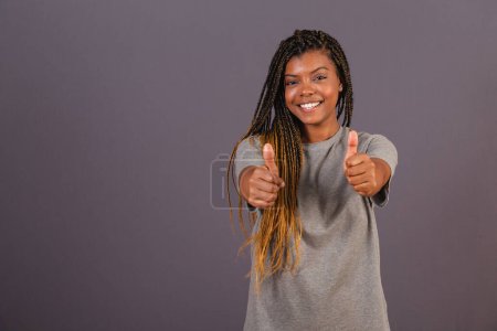 Foto de Joven mujer brasileña afro, manos al frente, pulgar arriba, aprobación. Aprobación. - Imagen libre de derechos