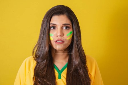 Téléchargez les photos : Photo gros plan, Femme supporter du Brésil, Coupe du monde 2022, championnat de football, anxieuse. - en image libre de droit