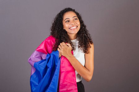 Téléchargez les photos : Jeune femme noire brésilienne, drapeau bisexuel sur sa poitrine chantant hymne à la diversité, Bisexuelle, LGBT, femme LGBTQ - en image libre de droit