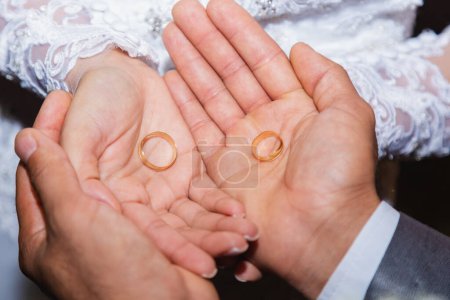 Foto de Manos con anillo de bodas, representación de lazos matrimoniales, matrimonios. compromiso. amor. - Imagen libre de derechos