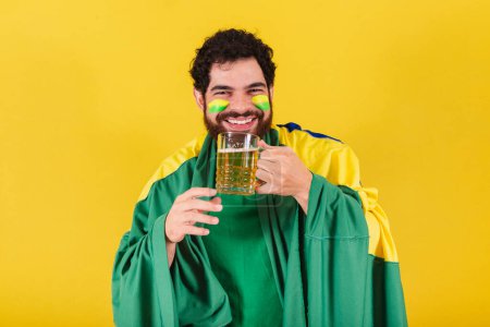 Foto de Brasileño hombre fútbol ventilador con pan celebración cerveza - Imagen libre de derechos