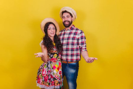 Téléchargez les photos : Beau couple vêtu de vêtements typiques pour une Festa Junina. Arraia de Sao Joao. De rien. accueil. - en image libre de droit