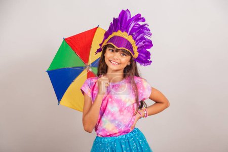 Téléchargez les photos : Belle fille brésilienne, enfant, habillée pour le carnaval au Brésil. sourire avec parapluie frevo. - en image libre de droit
