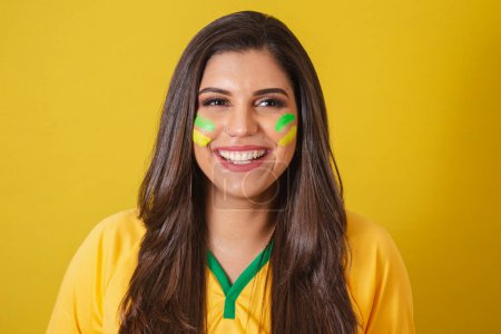Téléchargez les photos : Photo gros plan, Femme supporter du Brésil, Coupe du monde 2022, championnat de football, sourire, confiante. - en image libre de droit
