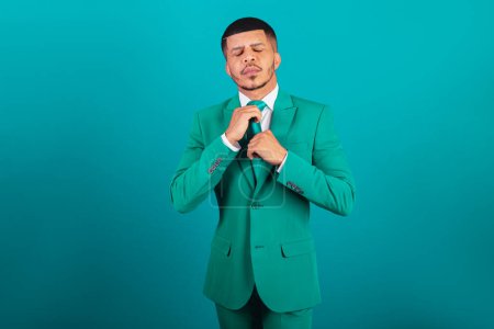 Foto de Hombre negro brasileño, vestido de traje y corbata verde, Empresario. ordenar tu ropa. moda - Imagen libre de derechos