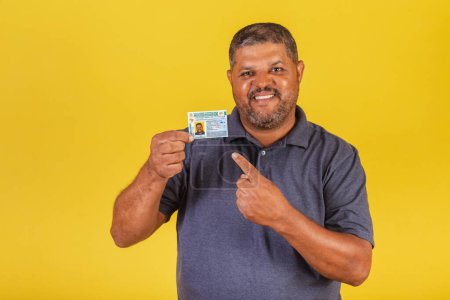 Téléchargez les photos : Homme noir brésilien, adulte avec permis de conduire, document brésilien. - en image libre de droit