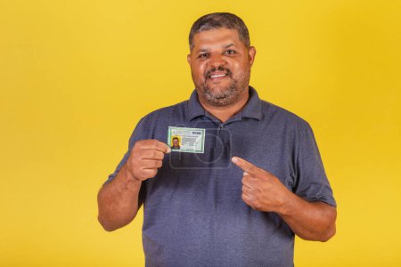 Foto de Hombre negro brasileño, adulto con carnet de identidad, RG. Documento brasileño. - Imagen libre de derechos