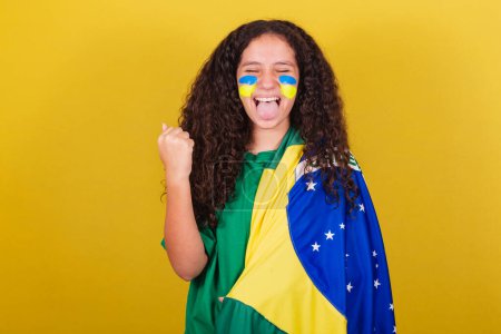 Téléchargez les photos : Brésilien, Fille caucasienne, fan de football, sourire, crier oui, célébrer, faire la fête, célébrer. - en image libre de droit