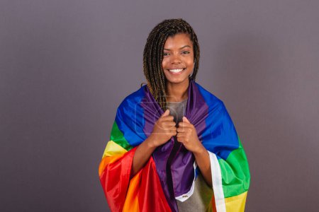Téléchargez les photos : Jeune femme afro-brésilienne, LGBT, LGBTQ, militante, drapeau bisexuel. diversité. Lesbienne. - en image libre de droit