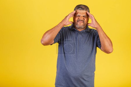 Foto de Hombre negro brasileño, adulto con dolor de cabeza, migraña - Imagen libre de derechos