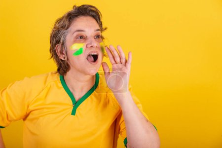 Téléchargez les photos : Adulte femme adulte, fan de football brésilien, promotion hurlante. - en image libre de droit