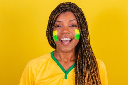 Foto de Mujer negra joven aficionada al fútbol brasileño. foto sonriente, alegre, de cerca. fútbol brasileño. - Imagen libre de derechos