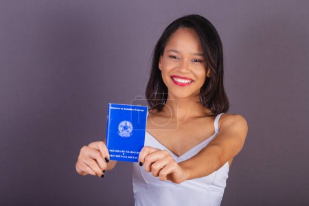 Foto de Mujer adulta joven del noreste de Brasil. tarjeta de trabajo y seguridad social. Recursos humanos. - Imagen libre de derechos
