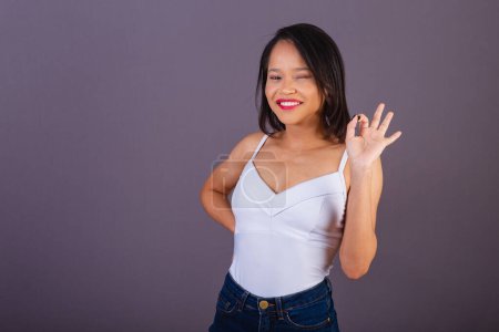Foto de Mujer adulta joven del noreste de Brasil. ok signo, dedos, grande, aprobado. - Imagen libre de derechos