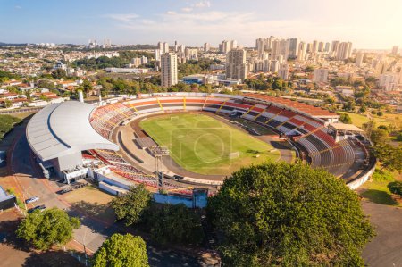 Foto de Ribeiro Preto, So Paulo / Brasil - Circa Junio 2022: Vista aérea de Ribeiro Preto, So Paulo, se pueden ver edificios y el Estadio Botafogo de Santa Cruz. - Imagen libre de derechos