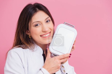 Photo for Beautiful Brazilian Caucasian Woman Beautician, Cosmetologist, Closeup Photo, Smiling with Cryomodeling Device, Crioliposile. Slimming procedure, aesthetics based on cooling. - Royalty Free Image