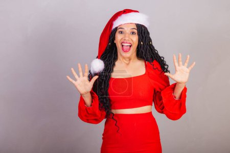 Téléchargez les photos : Femme noire brésilienne, portant des vêtements de Noël, joyeux Noël, souriant, wow, incroyable, surprise, incroyable. - en image libre de droit