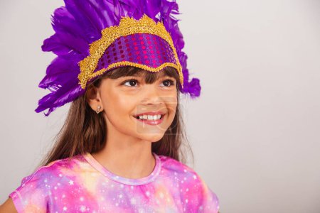Téléchargez les photos : Belle fille brésilienne, enfant, habillée pour le carnaval au Brésil. gros plan photo. - en image libre de droit