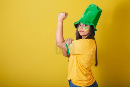 Téléchargez les photos : Femme partisane du Brésil, coupe du monde 2022, avec les mains biceps, militantisme, autonomisation des femmes. - en image libre de droit