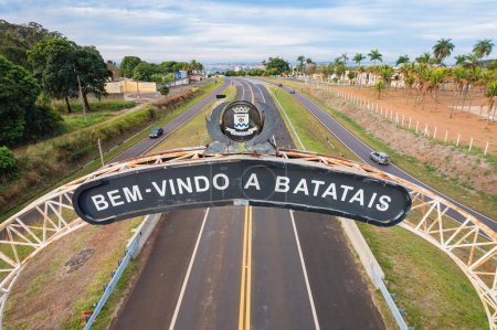 Foto de Batatais, Sao Paulo, Brasil - Circa Junio 2022: Imagen aérea de la ciudad de Batatais, Puerta de entrada a la ciudad. - Imagen libre de derechos