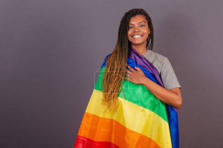 Téléchargez les photos : Jeune femme afro brésilienne, drapeau LGBT, LGBTQ, bisexuelle. - en image libre de droit