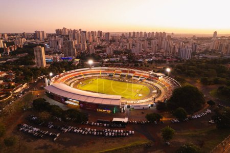 Foto de Ribeiro Preto, So Paulo / Brasil - Circa Junio 2022: Vista aérea de Ribeiro Preto, So Paulo, se pueden ver edificios y el Estadio Botafogo de Santa Cruz. atardecer, tarde temprano. - Imagen libre de derechos