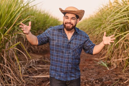 Foto de Hombre caucásico brasileño, agricultor, trabajador rural, ingeniero agrícola. sorprendido, feliz, alegre. - Imagen libre de derechos