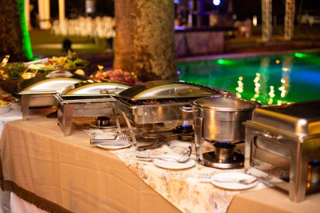Foto de Buffet de bodas, varios platos de boda a la espera de ser servido a los huéspedes. - Imagen libre de derechos