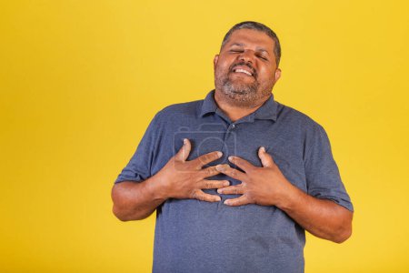 Téléchargez les photos : Homme noir brésilien, adulte avec douleur cardiaque, crise cardiaque. - en image libre de droit