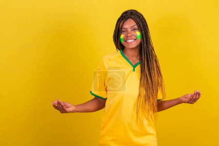 Photo for Black woman young brazilian soccer fan. with open arms, welcome. - Royalty Free Image