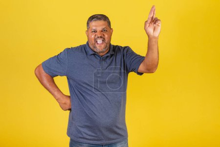 Téléchargez les photos : Homme noir brésilien, adulte souriant, doigts croisés, souhaitant, signe de chance. - en image libre de droit