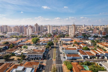 Foto de Ribeiro Preto, Sao Paulo, Brasil - Circa junio 2022: Imagen aérea de la Avenida Independnia, famosa avenida de Ribeirao Preto - Imagen libre de derechos