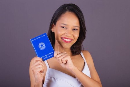 Téléchargez les photos : Jeune femme adulte du nord-est du Brésil. titulaire d'une carte de travail et de sécurité sociale. ressources humaines. - en image libre de droit