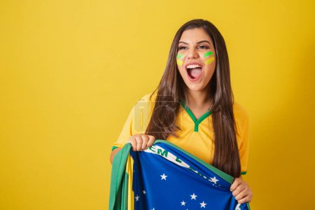 Téléchargez les photos : Femme supporter du Brésil, Coupe du monde 2022, championnat de football, tenant le drapeau agitant la victoire. - en image libre de droit