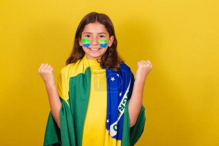 Téléchargez les photos : Brézilien, enfant caucasien, fan de foot, célébrer, faire la fête en coupe du monde. - en image libre de droit