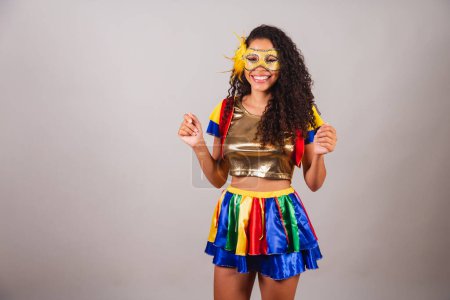 Téléchargez les photos : Belle femme brésilienne noire, avec des vêtements frevo, carnaval. Porter un masque, danser la samba. - en image libre de droit