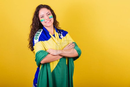 Téléchargez les photos : Femme fan de football, fan du Brésil, coupe du monde, bras croisés, souriant, confiant - en image libre de droit