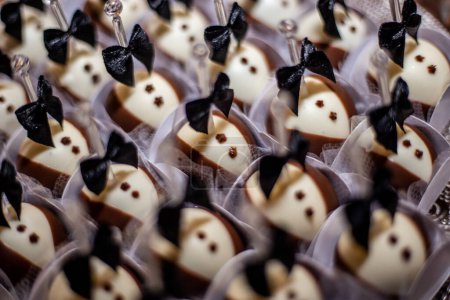 Foto de Deliciosos dulces para bodas, dulces a base de chocolate blanco y negro. - Imagen libre de derechos