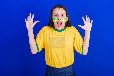 Téléchargez les photos : Jeune fille, fan de football du Brésil. surpris, surpris, surpris. - en image libre de droit