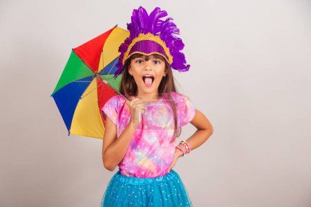 Foto de Hermosa chica brasileña, niña, vestida para el carnaval en Brasil. increíble, con paraguas frevo. - Imagen libre de derechos