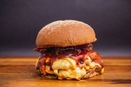 Foto de Deliciosa hamburguesa doble de ternera con queso mozzarella y salsa barbacoa. Pan australiano - Imagen libre de derechos