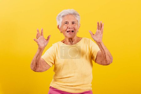 Foto de Anciana sonriendo emocionada, celebrando y festejando. Muy feliz.. - Imagen libre de derechos