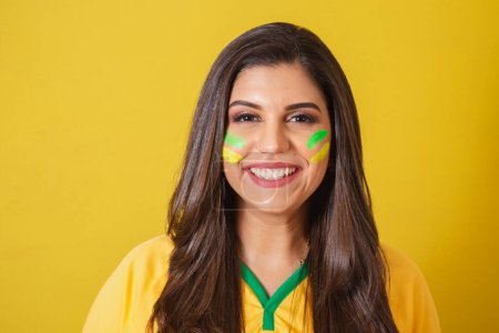 Foto de Acercamiento foto, Mujer partidaria de Brasil, Copa del Mundo 2022, campeonato de fútbol, sonriendo, confiado. - Imagen libre de derechos