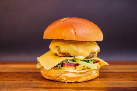 Téléchargez les photos : Délicieux hamburger de saucisses de poulet au fromage mozzarella. sur panneau en bois. - en image libre de droit