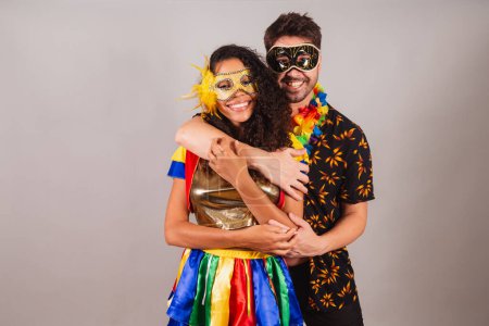 Foto de Pareja brasileña, con ropa de carnaval. abrazado en el amor. - Imagen libre de derechos