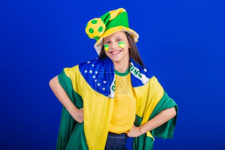 Foto de Jovencita, fanática del fútbol de Brasil. vestido con sombrero y bandera. - Imagen libre de derechos