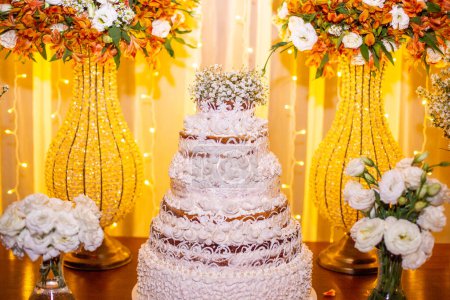 Téléchargez les photos : Superbe topper gâteau de mariage, image représentant la célébration du mariage. - en image libre de droit