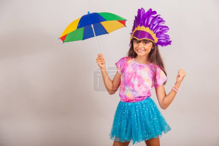 Téléchargez les photos : Belle fille brésilienne, enfant, habillée pour le carnaval au Brésil. danse avec parapluie frevo. - en image libre de droit