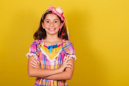 Téléchargez les photos : Brésilien, caucasien, enfant, habillé pour festa junina, bras croisés, confiant, souriant, heureux - en image libre de droit